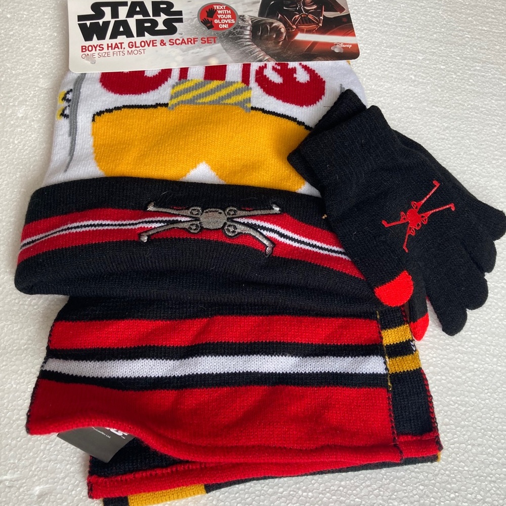 Star Wars boys hat, glove & scarf set. One size